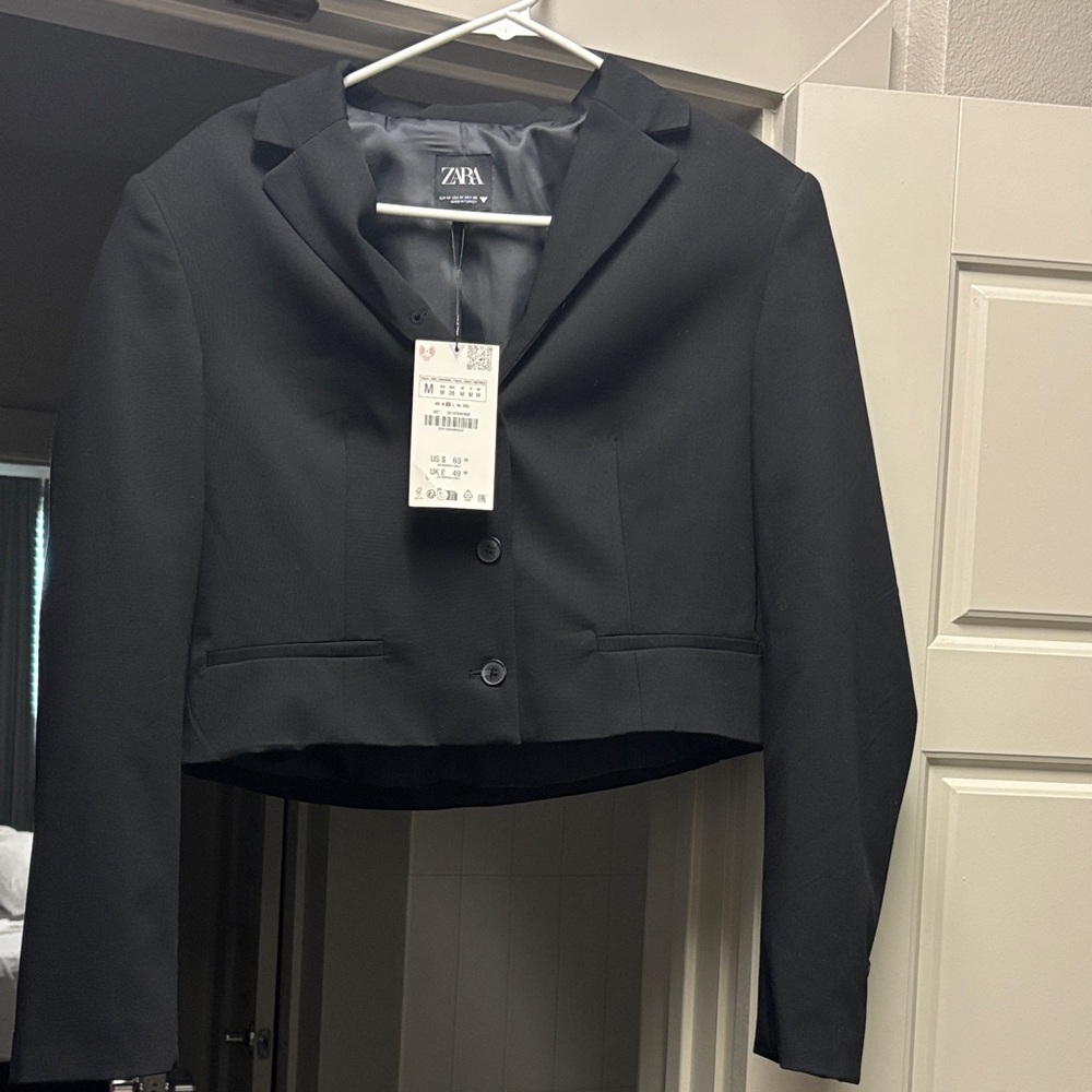 NEW WITH TAGS Zara Black Cropped Blazer Jacket